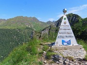 42 Anticima sud Corno Branchino (1917 m)  con cippo commemorativo